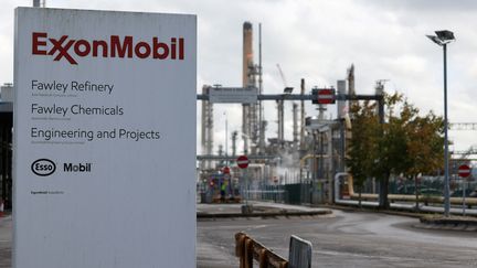 Une raffinerie du groupe ExxonMobil à Fawley (Royaume-Uni), le 4 octobre 2021. (ADRIAN DENNIS / AFP)