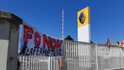 Banderole&nbsp;contre la fermeture de l'usine Renault de Choisy-le-Roi (Val-de-Marne), le 29 mai 2020 (HAJERA MOHAMMAD / FRANCE BLEU PARIS / RADIO FRANCE)