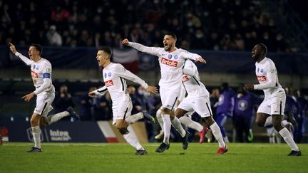 Les joueurs du FC Versailles&nbsp;lors de la victoire face à Bergerac en quart de finale de la Coupe de France, le 9 février 2022. (ROMAIN PERROCHEAU / AFP)