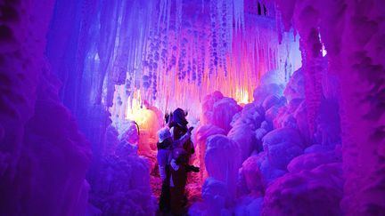 Des visiteurs se prom&egrave;nent au sein du palais de glace &agrave; Schwarsee (Suisse), le 8 f&eacute;vrier 2012. (MICHAEL BUHOLZER / REUTERS)