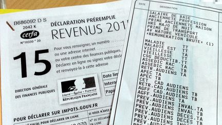 Un salarié vérifie sa déclaration pré-remplie de l'impôt sur le revenu, le 1er août 2016 à Thionville (Moselle).&nbsp; (MAXPPP)