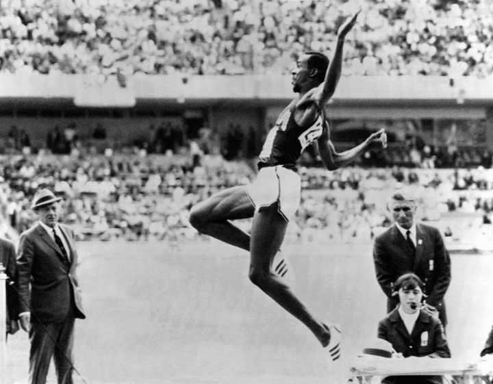 Bob Beamon lors de son concours de saut en longueur à Mexico lors des Jeux olympiques de 1968, le 19 octobre. (EPU / AFP)