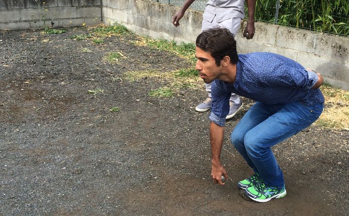 Hijratullah, un Afghan de 22 ans, joue à la pétanque avec ses amis soudanais, à Naintré (Vienne).&nbsp; (JULIE RASPLUS / FRANCEINFO)