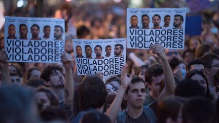 Des manifestants brandissent des pancartes qualifiant de "violeurs" cinq Espagnols condamnés pour "abus sexuels" sur une jeune femme de 18 ans, lors d'une manifestation à Madrid le 26 avril 2018. (ISA SAIZ / AFP)