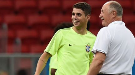 Le sélectionneur brésilien Luiz Felipe Scolari en discussion avec son joueur Oscar