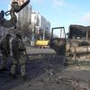 Des soldats ukrainiens devant un camion militaire calciné à Kiev, en Ukraine, le 26 février 2022. (EFREM LUKATSKY / AP / SIPA)