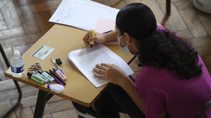 Une élève de première passe l'épreuve écrite du bac de français 2021, au lycée Pasteur de Strasbourg. (FREDERICK FLORIN / AFP)