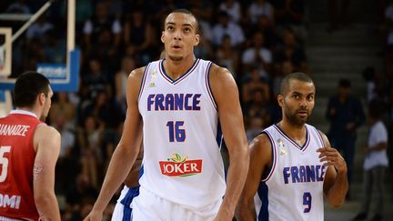 Rudy Gobert et Tony Parker, le 21 ao&ucirc;t 2015,&nbsp;lors d'un match amical contre la G&eacute;orgie &agrave; Rouen (Seine-Maritime). (MAXPPP)