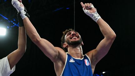 Sofiane Oumiha, vainqueur de Wyatt Sanford en demi-finale des Jeux olympiques, le 4 août 2024 à l'Arena Paris Nord. (MOHD RASFAN / AFP)