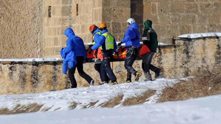 Des secouristes transportent le corps d'une victime d'avalanche &agrave; Ceillac (Hautes-Alpes), le 25 janvier 2015. (JEAN-PIERRE CLATOT / AFP)