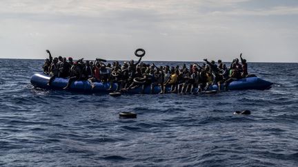 Une embarcation de migrants a été secourue, le 30 septembre 2023, par l'ONG espagnole Open Arms, en mer Méditerranée. (JOSE COLON / ANADOLU AGENCY / AFP)