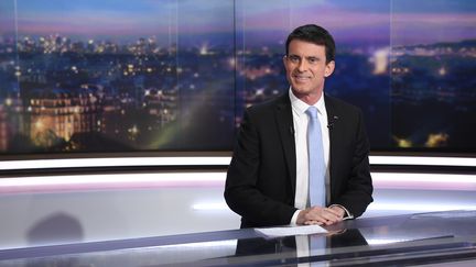 Le candidat à la prmaire de la gauche Manuel Valls sur le plateau du JT de 20 heures de TF1 le 23 janvier 2017. (LIONEL BONAVENTURE / AFP)