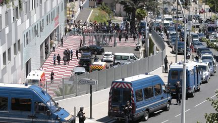 &nbsp; (Le lendemain de l'attentat de Nice devant l’hôpital Pasteur © MaxPPP)