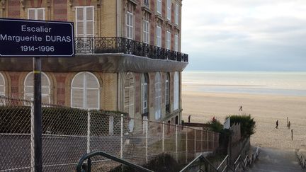 Hôtel des Roches Noires à Trouville : Marguerite Duras avait acheté l'appartement 105 et y résida souvent. Elle en fit le décor de trois de ses films et y écrivit plusieurs de ses romans.
 (Laurence Houot / Culturebox)