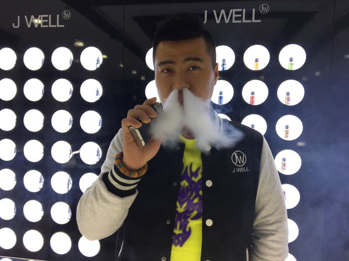 Contrairement à la cigarette classique, la e-cigarette est toujours autorisée en Chine. (Dominique André/Radio France)