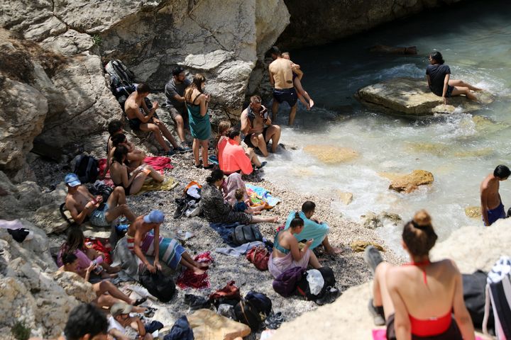 La calanque de Sugiton, dans le parc national des calanques (Bouches-du-Rhône), le 25 juillet 2021, un an avant la mise en place de d'une jauge de visiteurs. (VALERIE VREL / MAXPPP)