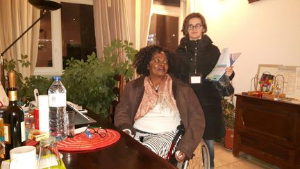 Aziliz, missionnée par l'association" Voisin malin" à l'écoute de Germaine, une locataire isolée par son handicap (RADIO FRANCE / Jérôme Jadot)