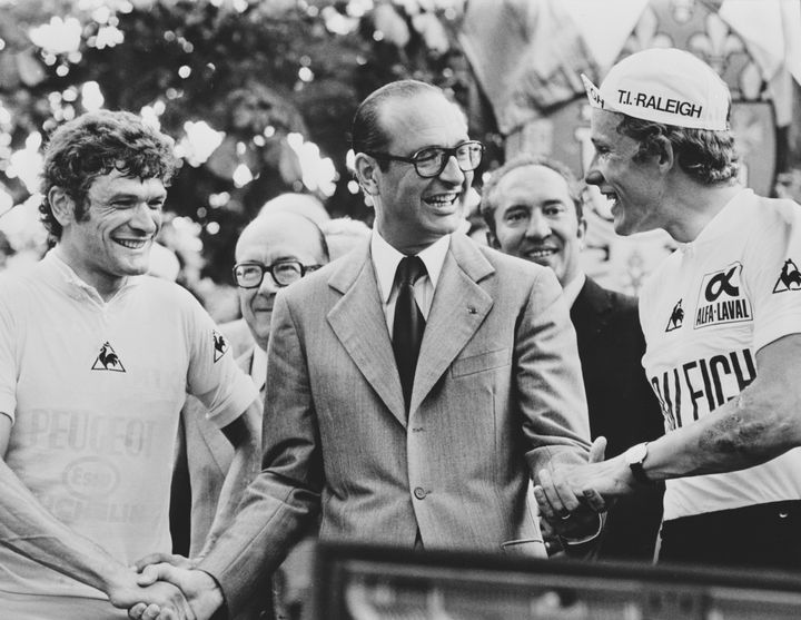 Le maire de Paris Jacques Chirac (au centre) remet le maillot jaune à Bernard Thévenet (à gauche) à l'arrivée du Tour de France 1977 sur les Champs-Elysées et salue&nbsp;Dietrich Thurau (à droite), second de l'épreuve. (KEYSTONE / HULTON ARCHIVE)