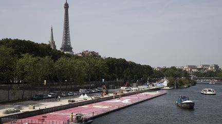 Une piste flottante d'athlétisme, ici en cours d'assemblage, posée sur la Seine, pour promouvoir vendredi 23 juin et samedi 24 juin, la candidature de Paris aux jeux Olympiques de 2014. (JOEL SAGET / AFP)