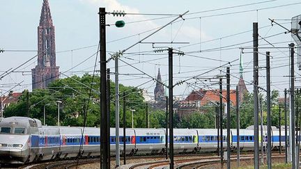 Le TGV est-européen quitte Strasbourg, le 10 Juin 2007, 24h après son inauguration. 
 
Le 25 mai 2007, est créée Alléo, filiale de coopération entre les deux sociétés de chemin de fer, la SNCF et la Deutsche Bahn. Elle est chargée d’exploiter les trains assurant les parcours à grande vitesse entre la France et l’Allemagne.
La Ligne à grande vitesse a pour objectif de faciliter la mobilité des citoyens entre les deux pays et, plus généralement, en Europe.
 
 
 (AFP PHOTO FREDERICK FLORIN)