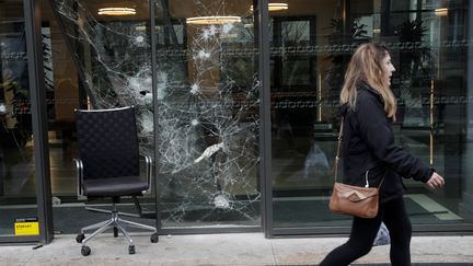 Une vitrine endommagée, à Paris, au lendemain de la mobilisation des "gilets jaunes", le 2 décembre 2018. (GEOFFROY VAN DER HASSELT / AFP)