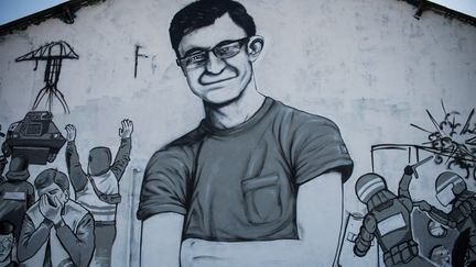 Un portrait de Steve Maia Caniço sur un mur de la ville de Nantes, le 29 juillet 2019. (LOIC VENANCE / AFP)