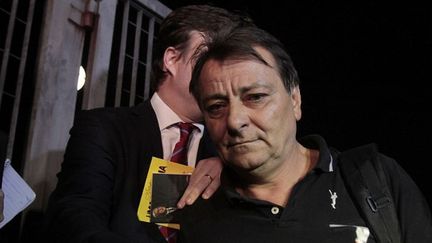 Cesare Battisti quitte les quartiers généraux de la Police fédérale brésilienne en mars 2015. Il devait être extradé vers l'Italie, où il doit répondre d'accusations de meurtres. 
 (REGINALDO CASTRO / AFP )