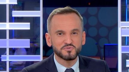 Le JT de franceinfo soir du lundi 20 février présenté par Jean-Christophe Galeazzi sur franceinfo est consultable en ligne en replay pour voir et revoir ce journal télévisé qui décrypte l'actualité. Retrouvez les dernières infos de la semaine, l'Eurozapping, les grands reportages, les interviews et les explications de la rédaction sur toute l’actualité nationale et internationale. (FRANCEINFO)