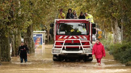 Un camion des pompiers évacue des habitants d'un quartier inondé, à Villeneuve-les-Béziers (Hérault), le 23 octobre 2019. (MAXPPP)