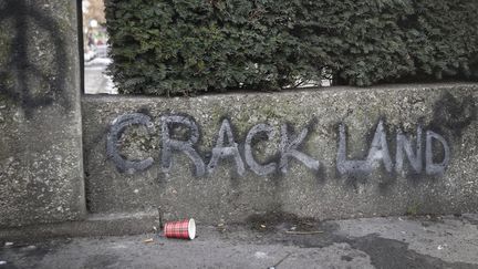 Un mur est taggué dans le quartier de la porte de la&nbsp;Villette à Paris, le 24 janvier 2022. (GEOFFROY VAN DER HASSELT / AFP)