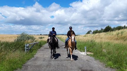 C'est l'heure de la reprise pour les pratiquants d'équitation, privés de cheval pendant la crise sanitaire. (SANDRINE ETOA-ANDEGUE / RADIO FRANCE)