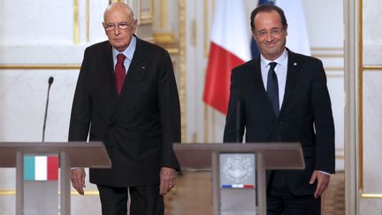 Fran&ccedil;ois Hollande (&agrave; droite) lors d'une conf&eacute;rence de presse conjointe avec le pr&eacute;sident de la R&eacute;publique italienne, Giorgio Napolitano, &agrave; l'Elys&eacute;e, mercredi 21 novembre 2012. (FRANCOIS GUILLOT / AFP)