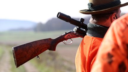 Un chasseur porte son fusil sur l'épaule, le 7 novembre 2020 à Bendorf (Haut-Rhin). (VANESSA MEYER / MAXPPP)