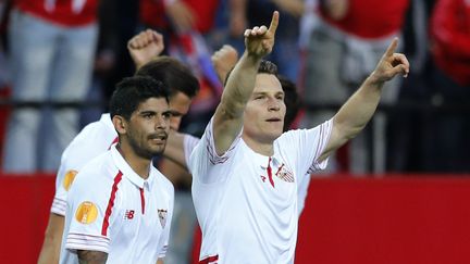 L'attaquant français du FC Séville Kevin Gameiro (à droite) lors de la victoire 3-1 de son club contre le Shakhtar Donetsk, en demi-finale retour de la Ligue Europa, le 5 mai 2016 à Séville (Espagne). (REUTERS)