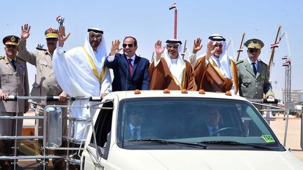 Le président égyptien Abdel Fattah al-Sissi, au centre, ses invités du Golfe et le général Haftar de Libye (2e à partir de la gauche), le jour de l'inauguration de la nouvelle base militaire d'El Hammam près d'Alexandrie, le 22 juillet 2017.  (The Egyptian Presidency/Handout via REUTERS )