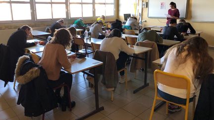 Des élèves planchent sur des épreuves anticipées du baccalauréat en histoire-géographie, au lycée Racine de Montdidier (Somme), le 21 janvier 2020.&nbsp; (ALEXIS MOREL / FRANCE-INFO)