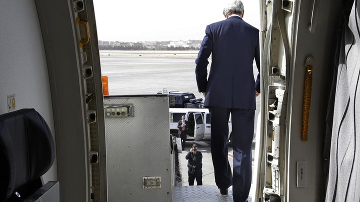 John Kerry arrive au Caire, le 2 mars 2013. (JACQUELYN MARTIN / AFP)