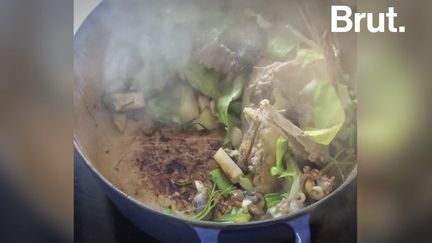 Faire un bouillon de volaille maison, c'est facile, et ça permet d'utiliser les restes de son frigo. Une recette anti-gaspillage de la Communauté Écotable.