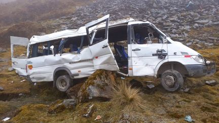 Photo publiée par la police péruvienne le 22 août 2022 montrant un minibus tombé dans un gouffre, après avoir visité la citadelle inca de Machu Picchu, au Pérou. (- / PERUVIAN NATIONAL POLICE / AFP)