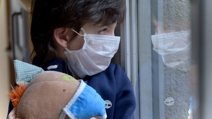 Trois semaines de vacances scolaires confinés à la maison est l'un des scénarios du gouvernement pour contrer le Covid. (FRANCK CASTEL / MAXPPP)