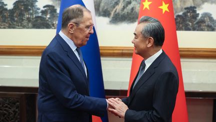 Le ministre russe des Affaires étrangères Sergueï Lavrov et son homologue chinois Wang Yi, le 16 octobre 2023 à Pékin (Chine).  (DOCUMENT / MINISTÈRE RUSSE DES ÉTRANGERS / AFP)