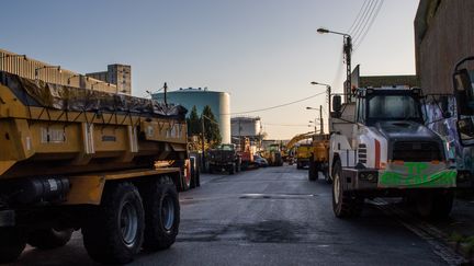 Des professionnels du BTP bloquent un dépôt pétrolier à Lorient, le 29 novembre 2019. (MAUD DUPUY / HANS LUCAS / AFP)