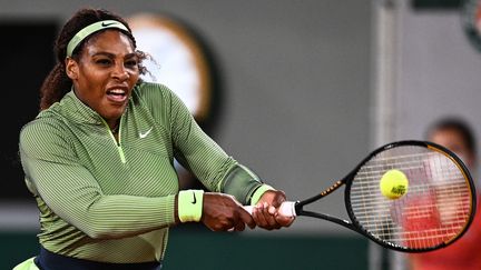 Serena Williams, à l'occasion du 1er tour de Roland-Garros, lundi 31 mai 2021. (ANNE-CHRISTINE POUJOULAT / AFP)