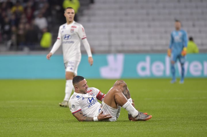 Memphis s'écroule au sol contre Rennes, blessé au ligament croisé du genou gauche (ROMAIN LAFABREGUE / AFP)