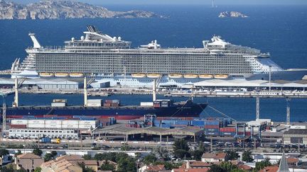 L'Allure of the Seas, le plus grand bateau de croisière jamais construit, dans le port de Marseille en mai 2015. (BORIS HORVAT / AFP)