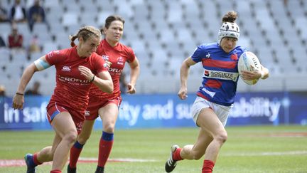 La Française Camille Grassineau poursuivie par deux joueuses russes lors d'un tournoi à Cape Town, en décembre 2019. (RODGER BOSCH / AFP)