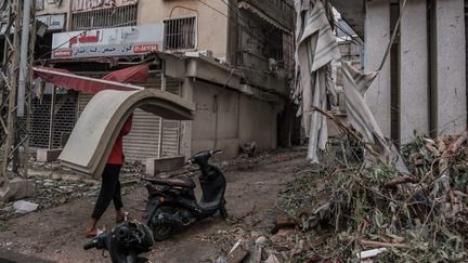 Un habitant retourne dans la banlieue sud de Beyrouth au Liban au milieu des destructions, au premier jour de cessez-le-feu entre Israël et le Hezbollah, le 27 novembre 2024. (ALEXANDRA HENRY / HANS LUCAS / AFP)