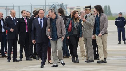 Fran&ccedil;ois Holland, Didier Fran&ccedil;ois (D) et les proches des journalistes fran&ccedil;ais lib&eacute;r&eacute;s apr&egrave;s dix mois en Syrie, &agrave; Villacoublay, le 20 avril 2014. (LICHTFELD EREZ / SIPA)