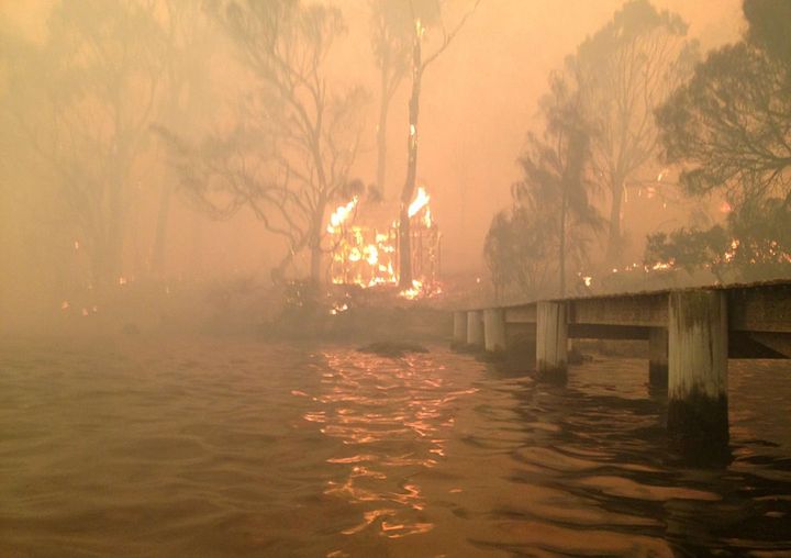 Un violent feu de brousse s'est soudainement d&eacute;clar&eacute; le 4 janvier 2013 &agrave; Dunalley (Tasmanie, Australie), mettant la famille Holmes en danger.&nbsp; (TIM HOLMES / AP / SIPA)