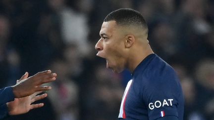 L'attaquant parisien Kylian Mbappé (à droite) face au Bayern Munich, lors du match aller du 8e de finale de Ligue des champions, le 14 février 2023, au Parc des Princes (Paris). (FRANCK FIFE / AFP)